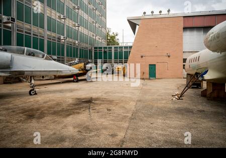 Gli aeromobili attendono gli studenti alla scuola superiore di Aviation in Queens a New York sabato 10 luglio 2021. (© Richard B. Levine) Foto Stock