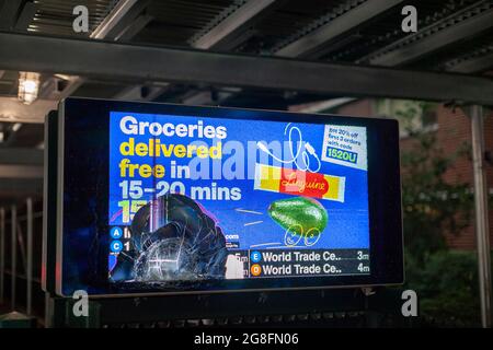 Un display pubblicitario digitale MTA all'ingresso della 23a stazione di Chelsea a New York è visto vandalizzato sabato 10 luglio 2021. (© Richard B. Levine) Foto Stock