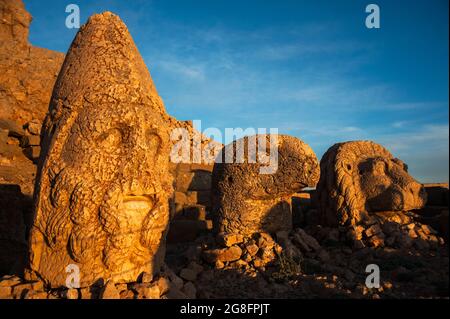 Antiche statue sulla cima del monte Nemrut, Turchia. Il monte Nemrut è dichiarato patrimonio mondiale dell'UNESCO. Adiyaman, Turchia Foto Stock