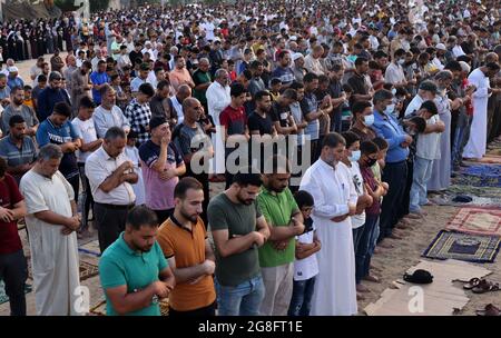 Khan Youns, Gaza. 20 luglio 2021. La preghiera dei Palestinesi il primo giorno della festa musulmana Eid al-Adha a Khan Younis, a sud di Gaza, martedì 20 luglio 2021. I musulmani di tutto il mondo celebrano Eid al-Adha per segnare la fine del haj, macellando pecore, capre, mucche e cammelli per commemorare la volontà del profeta Abramo di sacrificare suo figlio Ismail su comando di Dio. Foto di Ismael Mohamad/UPI Credit: UPI/Alamy Live News Foto Stock