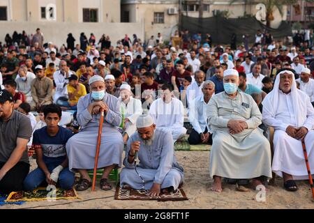 Khan Youns, Gaza. 20 luglio 2021. La preghiera dei Palestinesi il primo giorno della festa musulmana Eid al-Adha a Khan Younis, a sud di Gaza, martedì 20 luglio 2021. I musulmani di tutto il mondo celebrano Eid al-Adha per segnare la fine del haj, macellando pecore, capre, mucche e cammelli per commemorare la volontà del profeta Abramo di sacrificare suo figlio Ismail su comando di Dio. Foto di Ismael Mohamad/UPI Credit: UPI/Alamy Live News Foto Stock