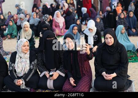 Khan Youns, Gaza. 20 luglio 2021. Una ragazza palestinese fa una preghiera selfie orante il primo giorno della festa musulmana Eid al-Adha a Khan Younis sud di Gaza martedì 20 luglio 2021. I musulmani di tutto il mondo celebrano Eid al-Adha per segnare la fine del haj, macellando pecore, capre, mucche e cammelli per commemorare la volontà del profeta Abramo di sacrificare suo figlio Ismail su comando di Dio. Foto di Ismael Mohamad/UPI Credit: UPI/Alamy Live News Foto Stock