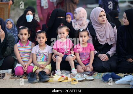 Khan Youns, Gaza. 20 luglio 2021. La preghiera dei Palestinesi il primo giorno della festa musulmana Eid al-Adha a Khan Younis, a sud di Gaza, martedì 20 luglio 2021. I musulmani di tutto il mondo celebrano Eid al-Adha per segnare la fine del haj, macellando pecore, capre, mucche e cammelli per commemorare la volontà del profeta Abramo di sacrificare suo figlio Ismail su comando di Dio. Foto di Ismael Mohamad/UPI Credit: UPI/Alamy Live News Foto Stock