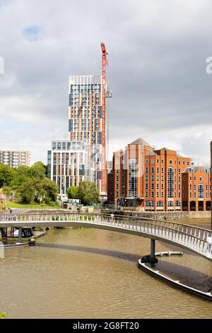 Il bendy Castle Bridge tra la sinistra Giant Brewpub e la casa pubblica di wellhead al Castle Park. Bristol. Inghilterra Foto Stock