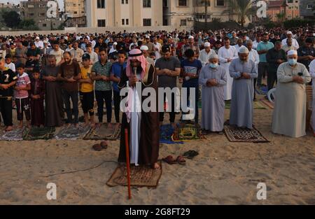 Khan Youns, Gaza. 20 luglio 2021. La preghiera dei Palestinesi il primo giorno della festa musulmana Eid al-Adha a Khan Younis, a sud di Gaza, martedì 20 luglio 2021. I musulmani di tutto il mondo celebrano Eid al-Adha per segnare la fine del haj, macellando pecore, capre, mucche e cammelli per commemorare la volontà del profeta Abramo di sacrificare suo figlio Ismail su comando di Dio. Foto di Ismael Mohamad/UPI Credit: UPI/Alamy Live News Foto Stock