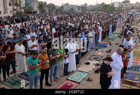 Khan Youns, Gaza. 20 luglio 2021. La preghiera dei Palestinesi il primo giorno della festa musulmana Eid al-Adha a Khan Younis, a sud di Gaza, martedì 20 luglio 2021. I musulmani di tutto il mondo celebrano Eid al-Adha per segnare la fine del haj, macellando pecore, capre, mucche e cammelli per commemorare la volontà del profeta Abramo di sacrificare suo figlio Ismail su comando di Dio. Foto di Ismael Mohamad/UPI Credit: UPI/Alamy Live News Foto Stock