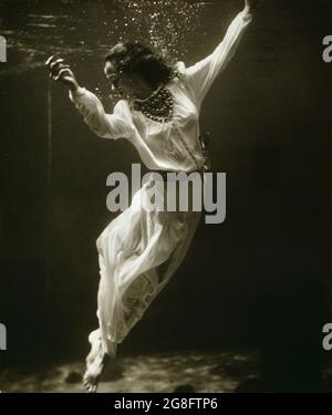 Toni Frissell Fotografia di un modello di moda sott'acqua al serbatoio dei Delfini, Marineland, Florida. Foto Stock