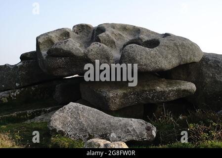 formazione di roccia erosa scolpita accatastata su altri massi rocciosi Foto Stock