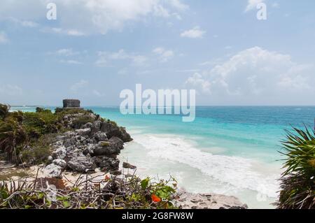 TULUM, MESSICO - 08 maggio 2017: Una riva panoramica con il Tempio del Dio dei Venti, Tulum, Messico Foto Stock