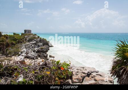 TULUM, MESSICO - 08 maggio 2017: Tempio del Dio dei Venti sulla pacifica riva del mare dei Caraibi, Tulum, Messico Foto Stock