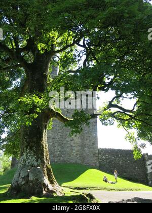 In una posizione spettacolare su una stretta cresta sopra Dollar Glen, il Castello Campbell è stato costruito nel XV secolo, ora gestito dalla storica Scozia. Foto Stock