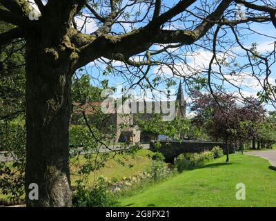 Vista della chiesa parrocchiale di Dollar, presa da West Burnside con il ponte sul piccolo ruscello che scorre da Dollar Glen negli Ochils. Foto Stock