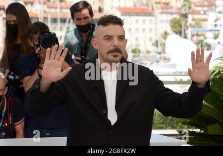 17 luglio 2021, CANNES, Francia: CANNES, FRANCIA - 17 LUGLIO: Damien Bonnard partecipa alla fotocellula ''Les Intranquilles (il inquieto)'' durante il 74a Festival annuale del Cinema di Cannes il 17 luglio 2021 a Cannes, Francia. (Immagine di credito: © Frederick InjimbertZUMA Press Wire) Foto Stock