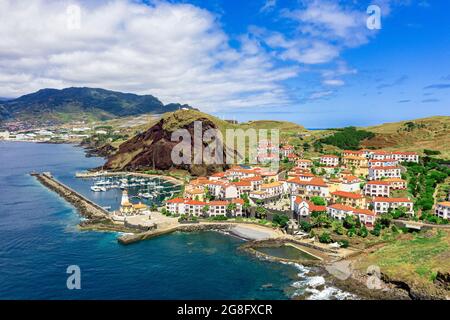 Vista aerea dell'hotel e del porto di Quinta do Lord, Canical, isola di Madeira, Portogallo, Atlantico, Europa Foto Stock