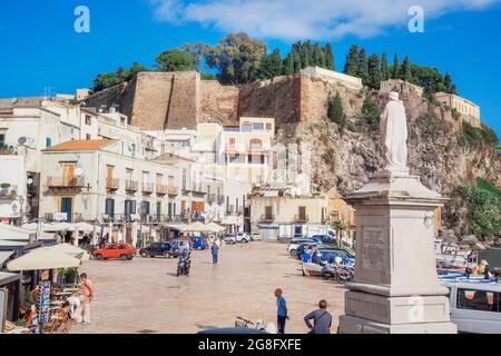 Porto di Marina corta, Città di Lipari, Isola di Lipari, Isole Eolie, Patrimonio dell'Umanità dell'UNESCO, Sicilia, Italia, Mediterraneo, Europa Foto Stock