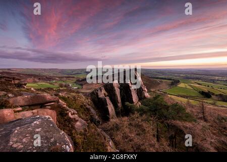 Hen Cloud at the Roaches with Amazing Sky, The Roaches, Peak District, Staffordshire, Inghilterra, Regno Unito, Europa Foto Stock