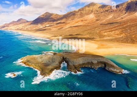 Vista aerea dell'isolotto di El Islote nell'oceano cristallino lungo la spiaggia di Cofete, Jandia, Fuerteventura, Isole Canarie, Spagna, Atlantico, Europa Foto Stock