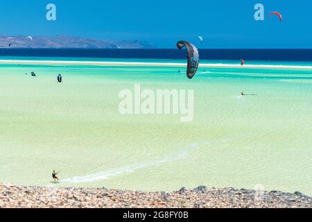 Kite surfers a Sotavento Beach, Jandia, Fuerteventura, Isole Canarie, Spagna, Atlantico, Europa Foto Stock