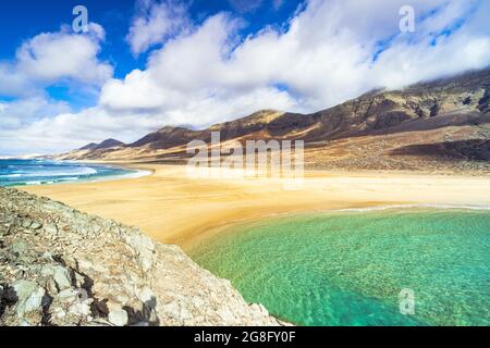 Entrambi i lati dell'oceano cristallino visto dall'isolotto di El Islote, dalla spiaggia di Cofete, dalla penisola di Jandia, da Fuerteventura, dalle Isole Canarie, Spagna, Atlantico, Europa Foto Stock