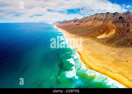 Panoramica aerea delle montagne e della spiaggia di Cofete nel Parco Naturale di Jandia, Fuerteventura, Isole Canarie, Spagna, Atlantico, Europa Foto Stock