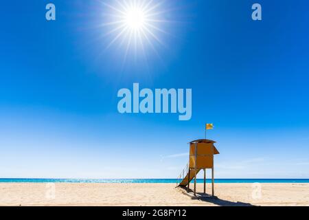 Sole che splende sulla cabina del bagnino vicino all'oceano, Morro Jable, Fuerteventura, Isole Canarie, Spagna, Atlantico, Europa Foto Stock