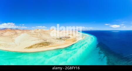 Veduta aerea del paesaggio desertico del Parco Naturale di Jandia, bagnato dal mare cristallino, Costa calma, Fuerteventura, Isole Canarie, Spagna, Atlantico, Europa Foto Stock