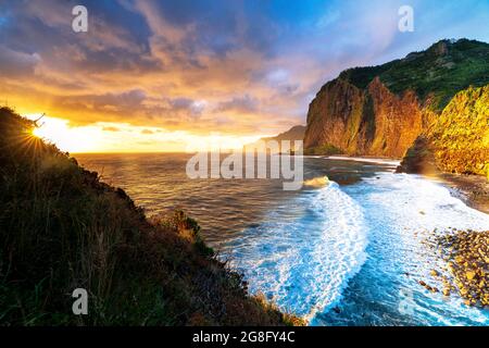 Cielo panoramico all'alba sulle onde che si infrangono sulle scogliere, isola di Madeira, Portogallo, Atlantico, Europa Foto Stock