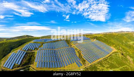 Pannelli solari e turbine eoliche sull'altopiano verde, Encumeada, isola di Madera, Portogallo, Atlantico, Europa Foto Stock