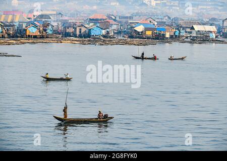 Mercato galleggiante di Maokokoko, Lagos, Nigeria, Africa occidentale, Africa Foto Stock