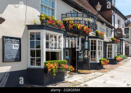 The Horse and Grroom, pub e ristorante Fullers su Broad Street ad Alresford, Hampshire, Inghilterra, Regno Unito. Foto Stock