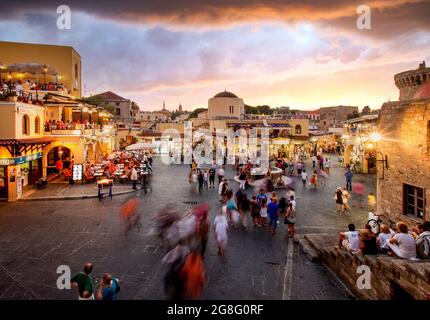 Piazza Ippocrate e Sokratous Street, la città vecchia di Rodi, patrimonio dell'umanità dell'UNESCO, Dodecanese, Isole greche, Grecia, Europa Foto Stock