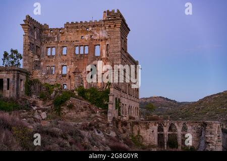 Edificio abbandonato del Termas Radium Spa Hotel, Serra da pena, al tramonto a Sortelha, Centro, Portogallo, Europa Foto Stock