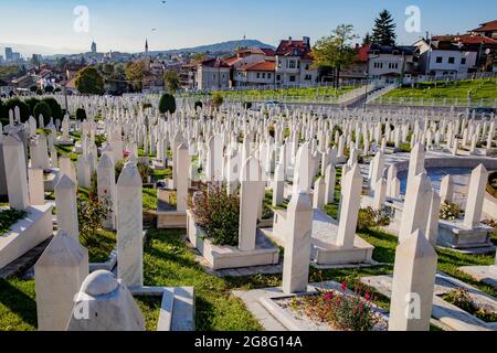 Cimitero commemorativo dei martiri Kovaci, il cimitero principale per i soldati dell'esercito bosniaco, Stari Grad, Sarajevo, Bosnia, Europa Foto Stock