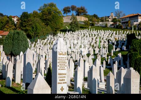 Cimitero commemorativo dei martiri Kovaci, il cimitero principale per i soldati dell'esercito bosniaco, Stari Grad, Sarajevo, Bosnia, Europa Foto Stock