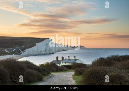 Seven Sisters and Beachy Head con cottage di guardia costiera all'alba in primavera, Seaford Head, East Sussex, Inghilterra, Regno Unito, Europa Foto Stock