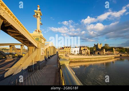 Rochester Bridge sul fiume Medway fino alla città vecchia e Norman Castle, Rochester, Kent, Inghilterra, Regno Unito, Europa Foto Stock