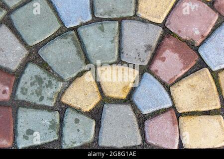 lastra per pavimentazione in calcestruzzo multicolore. Bellissimo modello, primo piano sullo sfondo Foto Stock