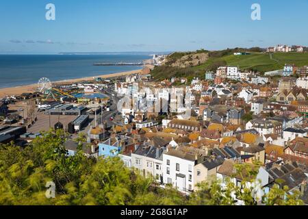 Vista sulla città vecchia e sulla spiaggia di Hastings Pier da East Hill, Hastings, East Sussex, Inghilterra, Regno Unito, Europa Foto Stock