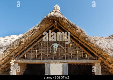 La Stone Age Horton House ricostruita presso Butser Ancient Farm museo archeologico all'aperto in Hampshire, Inghilterra, Regno Unito Foto Stock