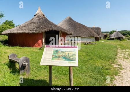 Le case rotonde dell'età del ferro ricostruite a Butser Ancient Farm museo archeologico all'aperto in Hampshire, Inghilterra, Regno Unito Foto Stock