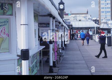 La lunga passerella in legno del Victorian Palace Pier presenta aree salotto con pannelli in legno che proteggono il pubblico da condizioni atmosferiche avverse e venti Foto Stock