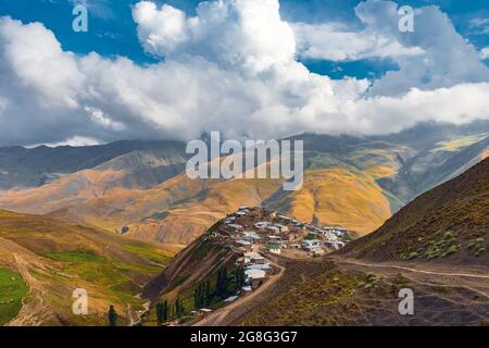 Antico villaggio alpino Khinalig in Azerbaigian Foto Stock