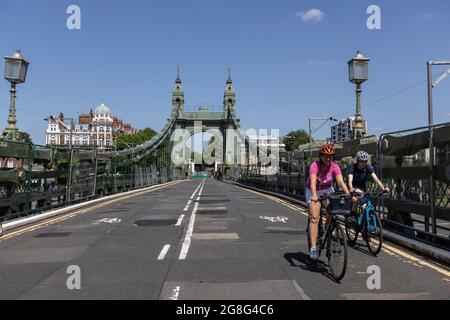 Hammersmith Bridge, il primo ponte sospeso in ferro che attraversa il Tamigi, riapre a ciclisti e pedoni, Londra Ovest, Inghilterra, Regno Unito Foto Stock