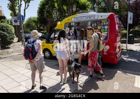 Le persone si accodano per i gelati di un gelateria in un caldo giorno estivo a West London, Inghilterra, Regno Unito Foto Stock