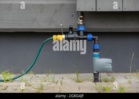 Tubi di irrigazione per il giardino esterno. Tubi dell'acqua di circolazione irrorante. Foto Stock