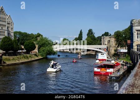 Fiume Ouse, uno dei due fiumi che scorrono attraverso York, l'Ouse è più sviluppato con le sue barche da diporto e viaggi sul fiume. Foto Stock