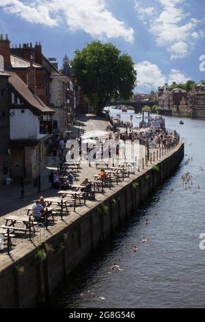 River Side Bar e caffè sulla riva del fiume Ouse a York, Foto Stock