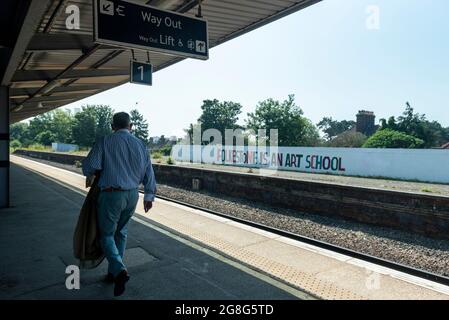 Folkestone, Regno Unito. 20 luglio 2021. 'FOLKESTONE È UNA SCUOLA D'ARTE', 2017, di Bob e Roberta Smith. Anteprima della mostra Plot, la quinta Triennale di Creative Folkestone. Folkestone non ha una galleria d'arte sovvenzionata pubblicamente, quindi artisti rinomati sono stati invitati a utilizzare gli spazi pubblici per creare nuove opere d'arte nella città balneare. Oltre 20 opere sono in mostra dal 22 luglio al 2 novembre 2021. Credit: Stephen Chung / Alamy Live News Foto Stock