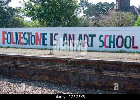 Folkestone, Regno Unito. 20 luglio 2021. 'FOLKESTONE È UNA SCUOLA D'ARTE', 2017, di Bob e Roberta Smith. Anteprima della mostra Plot, la quinta Triennale di Creative Folkestone. Folkestone non ha una galleria d'arte sovvenzionata pubblicamente, quindi artisti rinomati sono stati invitati a utilizzare gli spazi pubblici per creare nuove opere d'arte nella città balneare. Oltre 20 opere sono in mostra dal 22 luglio al 2 novembre 2021. Credit: Stephen Chung / Alamy Live News Foto Stock