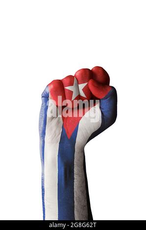 Foto verticale di un pugno in rilievo con la vernice cubana della bandiera isolata su bianco e spazio di copia. Cuba libera, SOS Cuba, proteste contro la lotta del governo Foto Stock